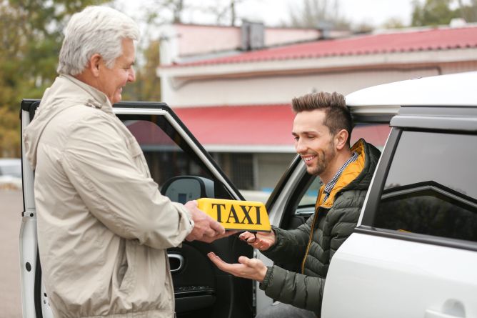 Vsetínští senioři pozor: Taxi od srpna o 5 Kč dražší, bude to znát Vsetínští senioři pozor: Taxi od srpna o 5 Kč dražší, bude to znát