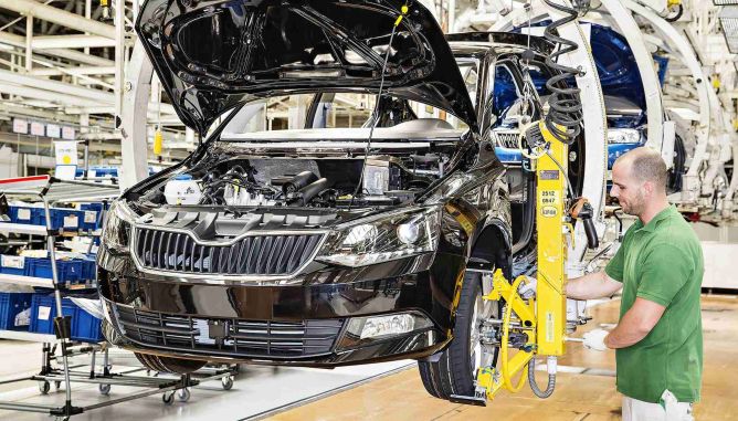 Prázdné továrny a plné pláže: Škoda Auto spouští hromadnou letní dovolenou. Prázdné továrny a plné pláže: Škoda Auto spouští hromadnou letní dovolenou.