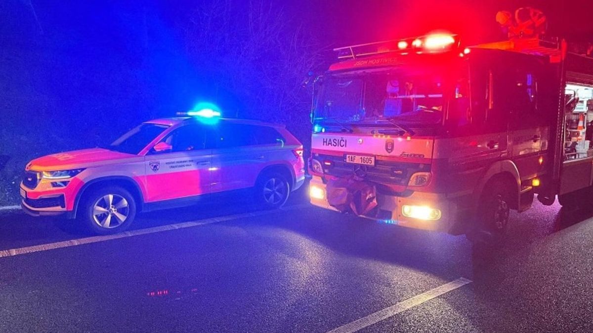 Tragická nehoda na D5: Auto vyletělo z dálnice, řidič neměl šanci přežít Tragická nehoda na D5: Auto vyletělo z dálnice, řidič neměl šanci přežít