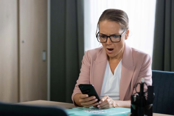 Soňa se dostává na dno, pomalu ale jistě se potápí. Soňa se dostává na dno, pomalu ale jistě se potápí.