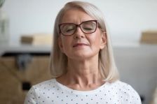 Starší žena, snažící se na něco vzpomenout Starší žena, snažící se na něco vzpomenout
