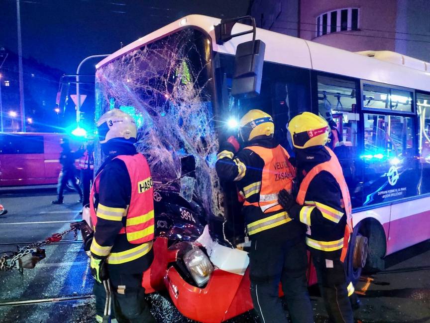 Nehoda tramvaje a autobusu.