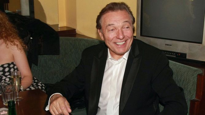 Tohle je ostuda! Karel Gott a jeho směšný důchod: Zjistěte, kolik mu stát přiznal Tohle je ostuda! Karel Gott a jeho směšný důchod: Zjistěte, kolik mu stát přiznal