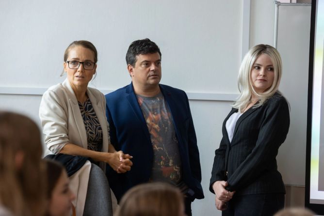 Ve škole proběhne drsná přednáška. Ve škole proběhne drsná přednáška.