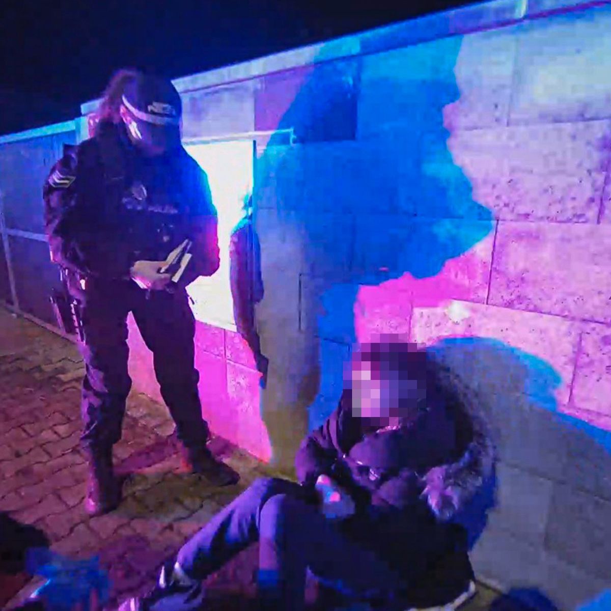 Opilá žena usnula v MHD a odmítla vystoupit Opilá žena usnula v MHD a odmítla vystoupit