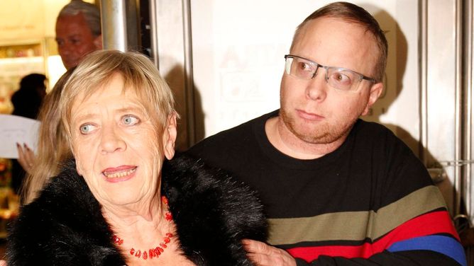 Jaroslava Obermaierová se synem. Jaroslava Obermaierová se synem.