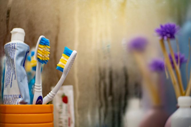 Zrcadlo v koupelně už se vám nikdy nezamlží. Stačí udělat tuhle věc, zná ji jen pár lidí. Zrcadlo v koupelně už se vám nikdy nezamlží. Stačí udělat tuhle věc, zná ji jen pár lidí.