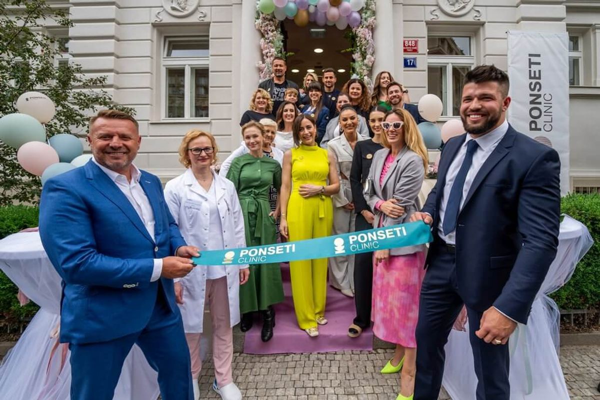 Nová klinika v Praze bude léčit nemoci pohybového aparátu. Slavnostního otevření se zúčastnily známé tváře Nová klinika v Praze bude léčit nemoci pohybového aparátu. Slavnostního otevření se zúčastnily známé tváře