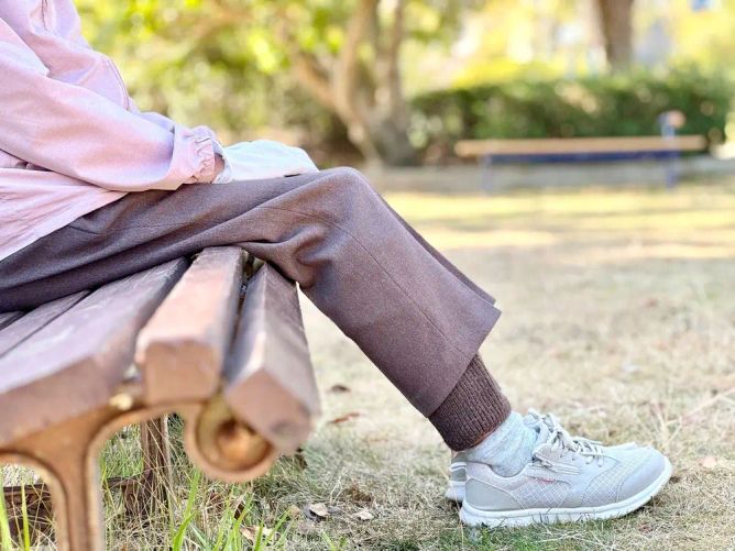 Seniorka v pohodlných kalhotách Seniorka v pohodlných kalhotách