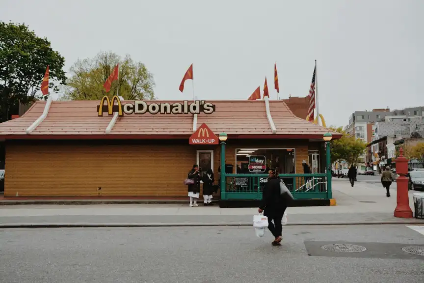 Nová kolekce skleniček McDonald's: Cestujte časem s ikonickými designy