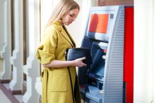 Fio banku obvinila z mizících peněz: Bankomat spolkl 300 tisíc, žena se hroutí