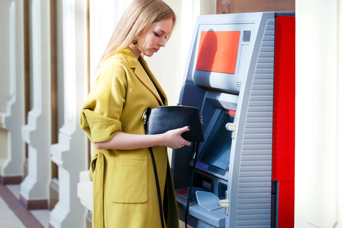Mladá Češka si šla vybrat peníze z bankomatu. Netušila, že díky chybě banky přijde o všechny své úspory Mladá Češka si šla vybrat peníze z bankomatu. Netušila, že díky chybě banky přijde o všechny své úspory