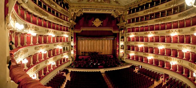 Zapomeňte na pohodlí: La Scala překvapila návštěvníky, dress code je přísnější než kdy dřív Zapomeňte na pohodlí: La Scala překvapila návštěvníky, dress code je přísnější než kdy dřív