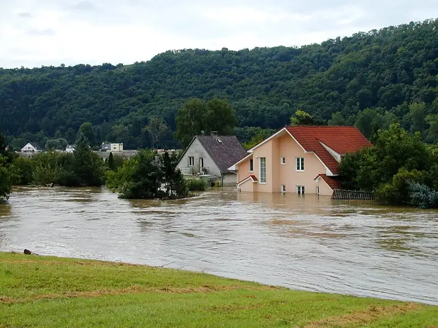 Kvůli počasí platí nejvyšší stupeň výstrahy. Hasiči jsou v pohotovosti