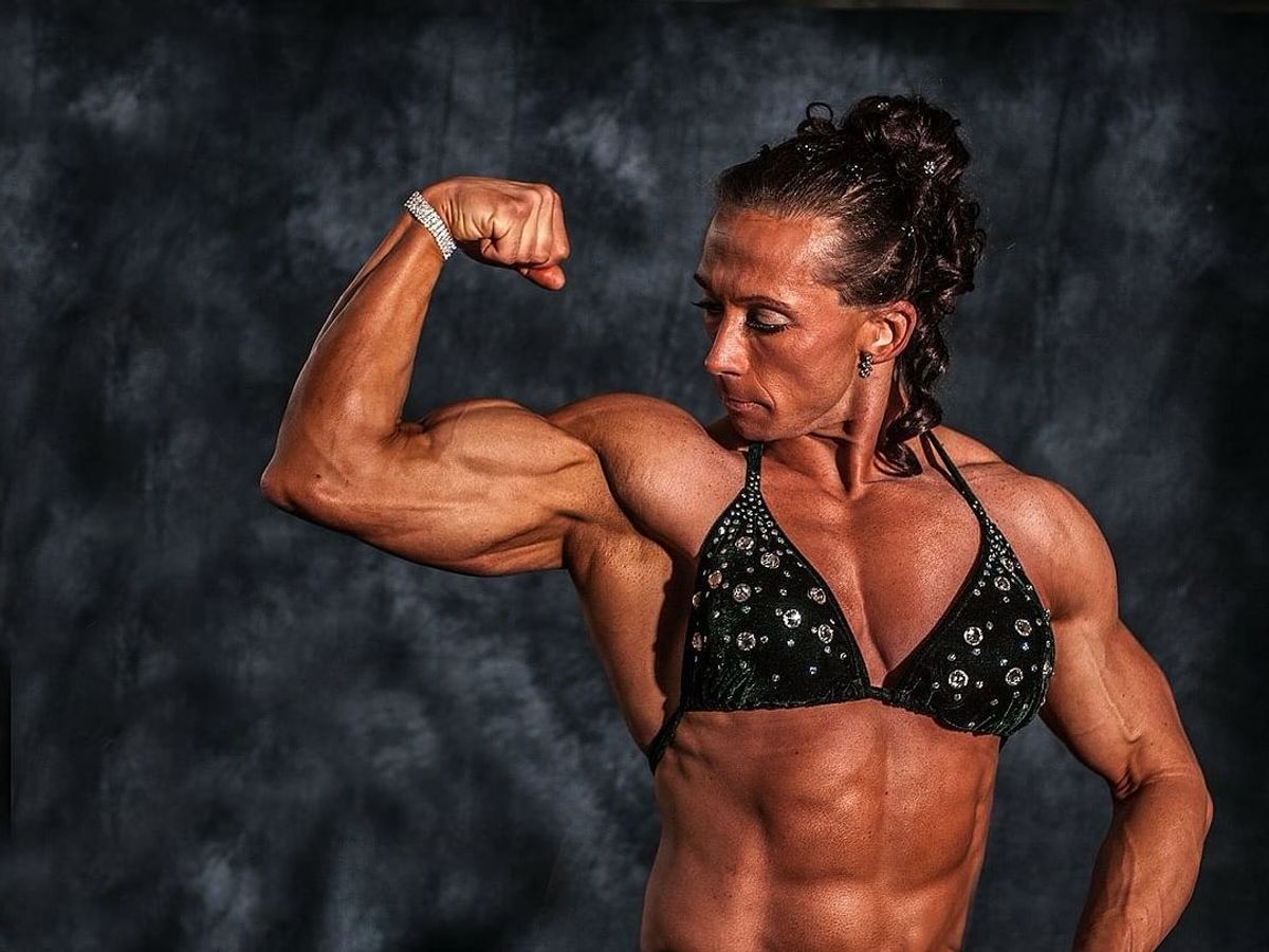 Kulturistka Mikulcová nasadila sukni a smetla ze stolu i krásné modelky  Kulturistka Mikulcová nasadila sukni a smetla ze stolu i krásné modelky