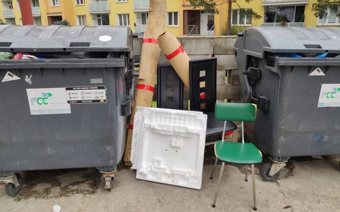 Nábytek ve výslužbě odložil muž v Plzni. Nábytek ve výslužbě odložil muž v Plzni.