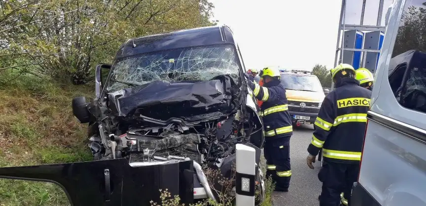 Dálnici D5 blokuje nehoda. Tvoří se kolony, uzavřen je jeden jízdní pruh