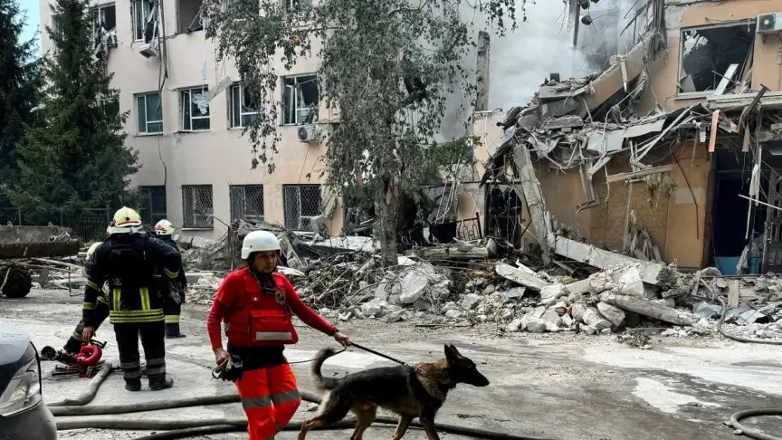 Ruský útok na Charkov: Bomba zničila bytový dům, pod troskami jsou lidé