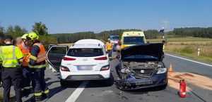 Vážná nehoda u Ostrova u Stříbra. Dvě auta se srazila, na místě jsou zraněné děti Vážná nehoda u Ostrova u Stříbra. Dvě auta se srazila, na místě jsou zraněné děti