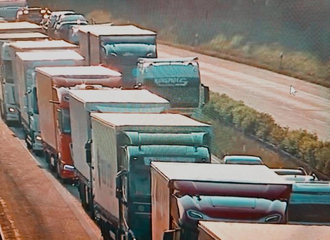 Na D8 se tvoří dlouhé kolony.  Na D8 se tvoří dlouhé kolony.