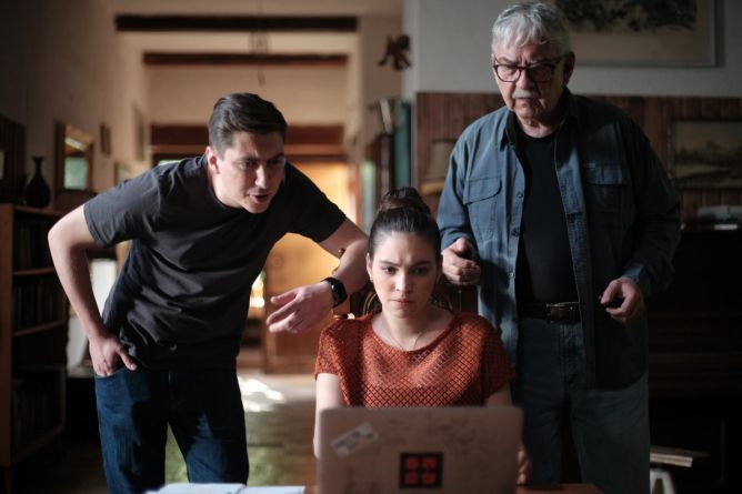 Miroslav Donutil se svou rodinou v seriálu Záhadné případy. Miroslav Donutil se svou rodinou v seriálu Záhadné případy.