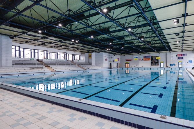 Bazén na Slovanech se otevře veřejnosti. Bazén na Slovanech se otevře veřejnosti.