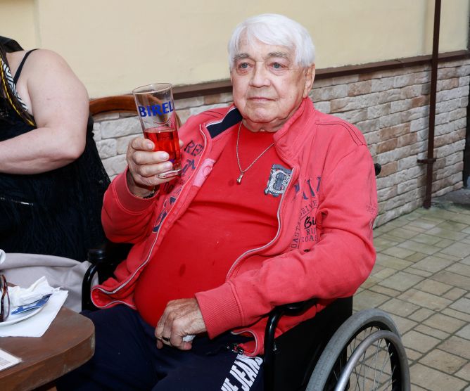 Jiří Krampol je dle výpovědí kamarádů ve velmi vážném stavu. Jiří Krampol je dle výpovědí kamarádů ve velmi vážném stavu.