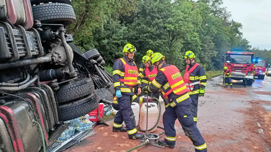 Dopravu v pondělí ráno komplikují převrácené kamiony. Silnice jsou neprůjezdné