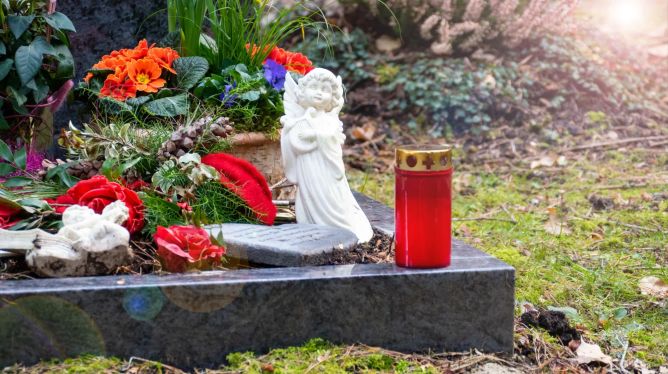 Hrob, ozdobený sádrovým andělíčkem a plastovými svíčkami není úplně podle feng-shui. Hrob, ozdobený sádrovým andělíčkem a plastovými svíčkami není úplně podle feng-shui.