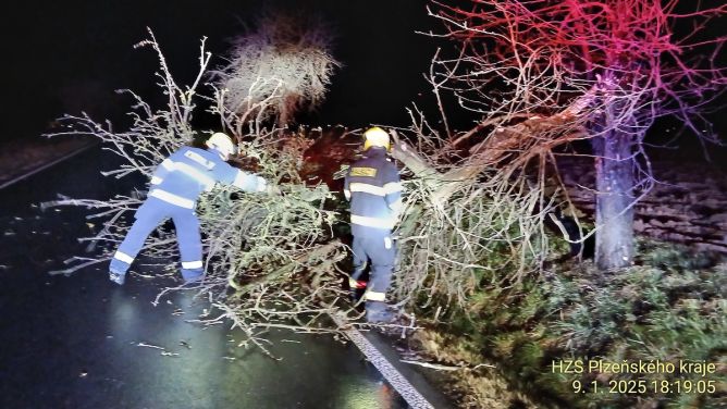 Hasiči měli plné ruce práce. Hasiči měli plné ruce práce.