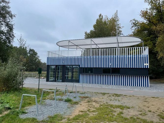 Plzeň má nový moderní stánek u Boleváku. Plzeň má nový moderní stánek u Boleváku.