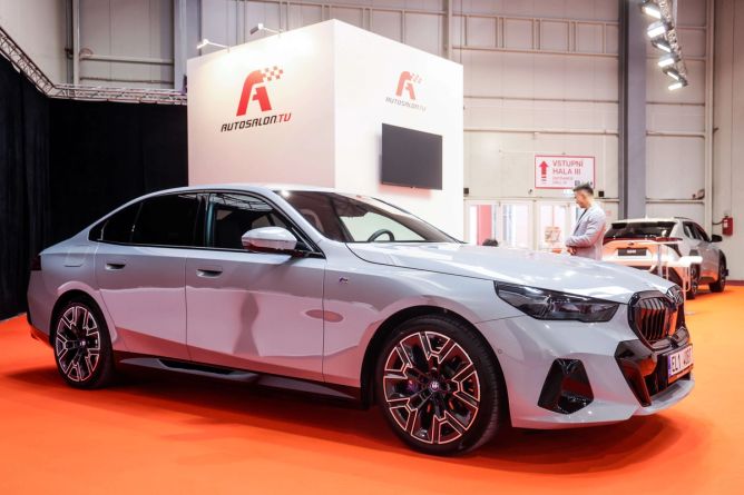 Akce láká všechny milovníky luxusních aut. Akce láká všechny milovníky luxusních aut.