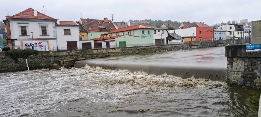 Záplavy v Česku způsobují komplikace. Bez elektrického proudu je 63.000 domácností