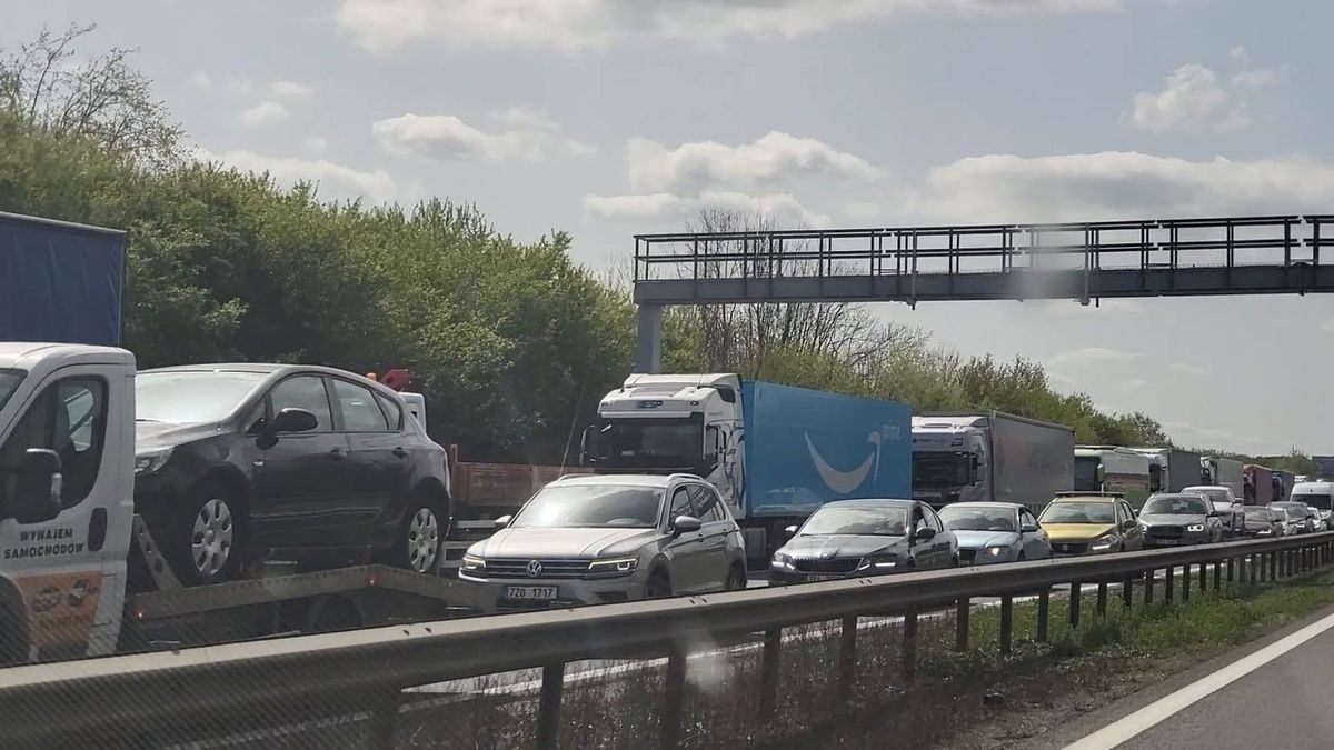 Dopravní peklo na dálnici D5 a D8. Tvoří se hodinové kolony, řidiči začali panikařit Dopravní peklo na dálnici D5 a D8. Tvoří se hodinové kolony, řidiči začali panikařit