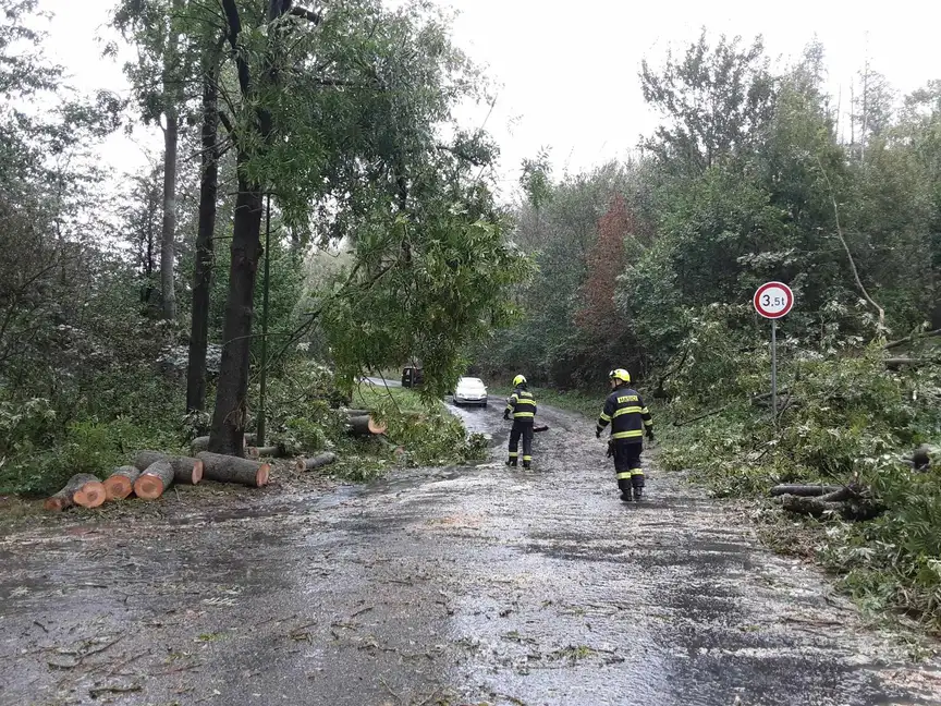 Na některých místech jsou neprůjezdné komunikace.