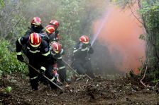 Čeští hasiči dorazili do Řecka těsně před katastrofou, budou pomáhat hasit případné požáry.