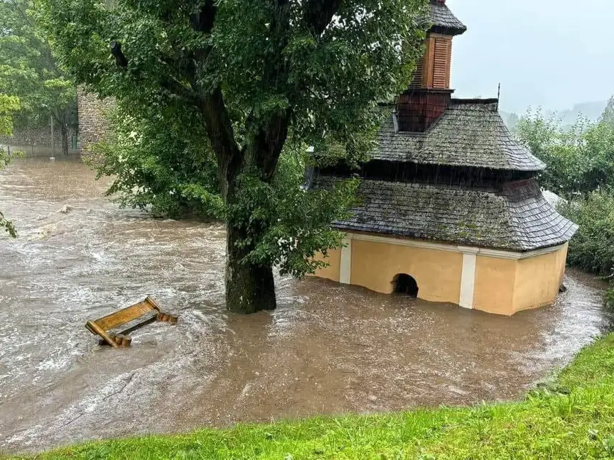 Voda sebrala i místní kostel. 