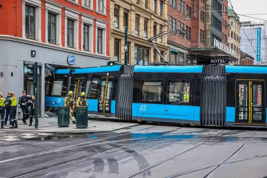 Tramvaj v Norsku narazila do Apple obchodu.