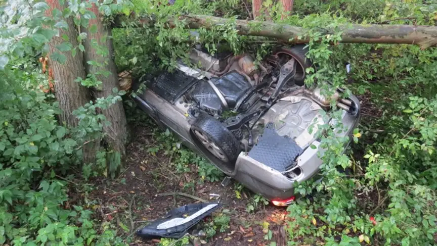 Mladík převrátil auto na střechu