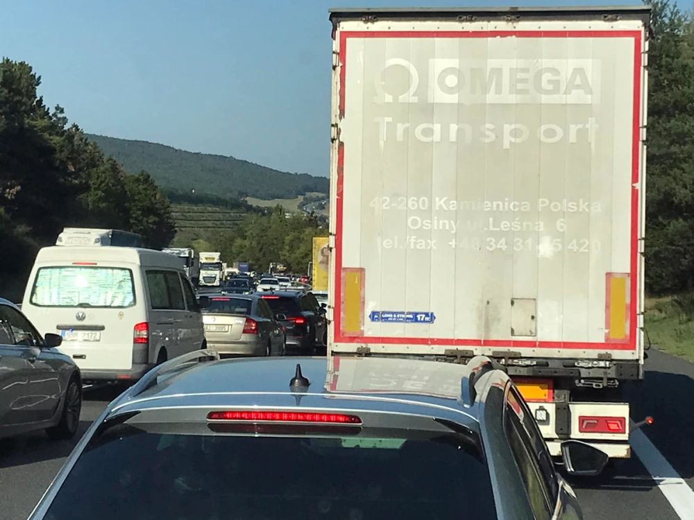 Nehoda blokuje dálnici D5. Foto: Facebook-pražská lešenářská