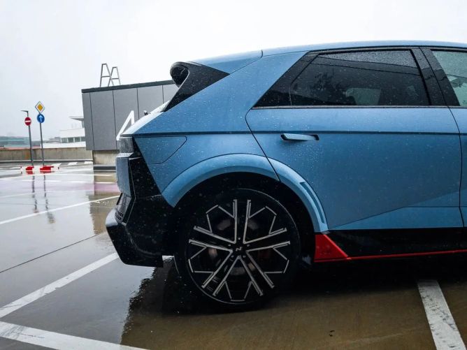 Revoluce v bojové technice! Hyundai uvádí nejtišší tank na světě! Revoluce v bojové technice! Hyundai uvádí nejtišší tank na světě!