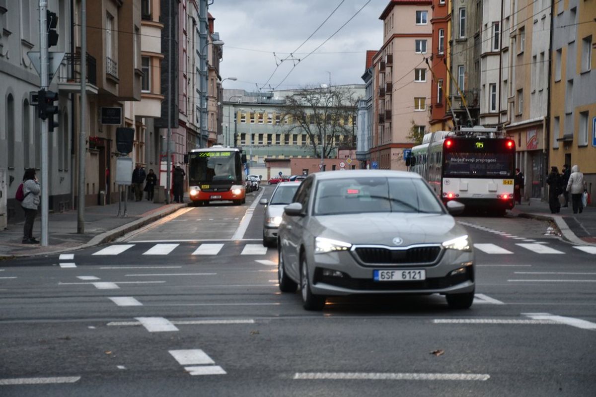 Plzeňáci, zbystřete. V Dobrovského ulici má přednost v jízdě MHD Plzeňáci, zbystřete. V Dobrovského ulici má přednost v jízdě MHD