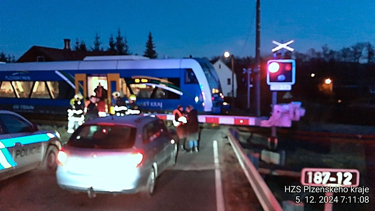 Střet auta s vlakem zastavil ranní dopravu