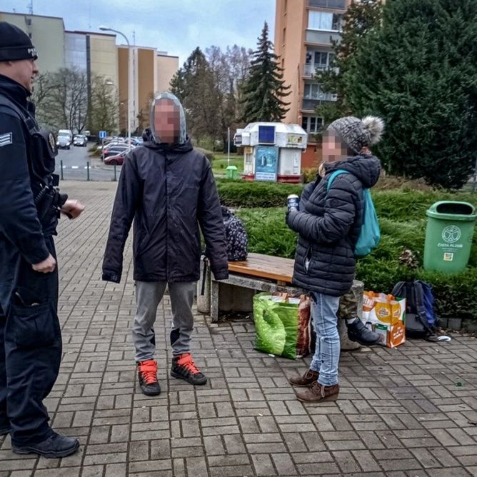 Strážníci zadrželi hned dva hledané muže. Strážníci zadrželi hned dva hledané muže.