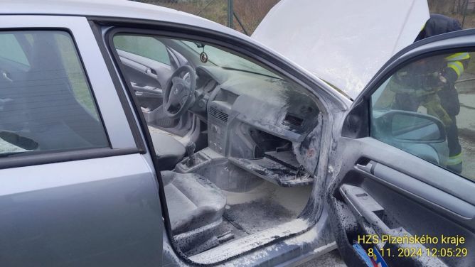 Majiteli vozidla začalo hořet auto za jízdy. Majiteli vozidla začalo hořet auto za jízdy.