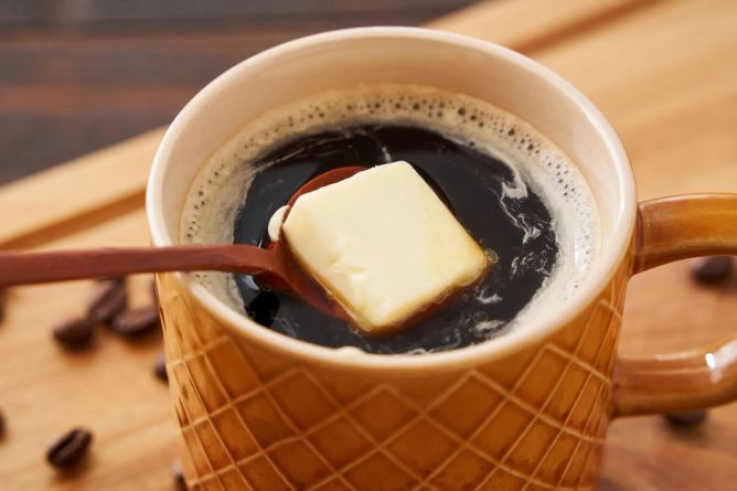 Neprůstřelné kafe je třeba rozmixovat, aby mělo správnou konzistenci. Neprůstřelné kafe je třeba rozmixovat, aby mělo správnou konzistenci.