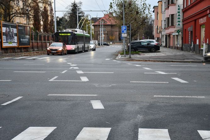 V Dobrovského ulici má přednost MHD. V Dobrovského ulici má přednost MHD.