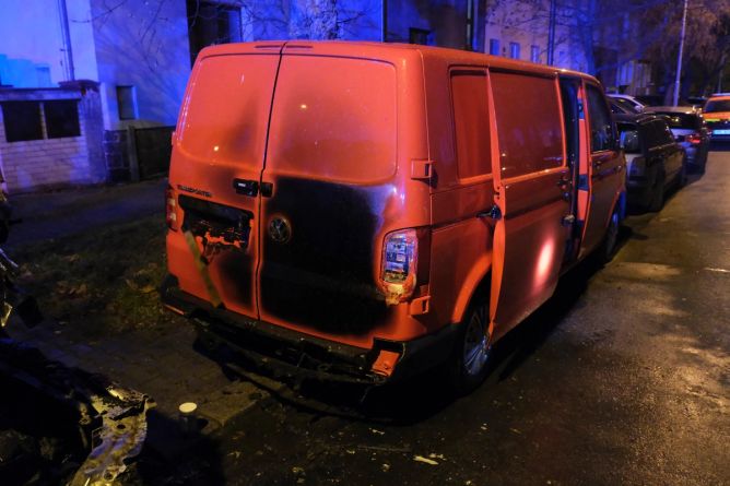 Poškodil i okolní vozidla. Poškodil i okolní vozidla.