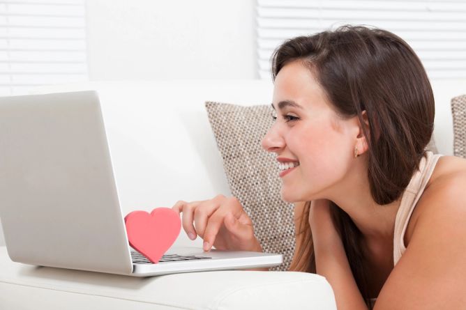 Začalo to nevinně, skončilo šokem. Populární seznamka jí ukázala temnou stránku online světa. Začalo to nevinně, skončilo šokem. Populární seznamka jí ukázala temnou stránku online světa.