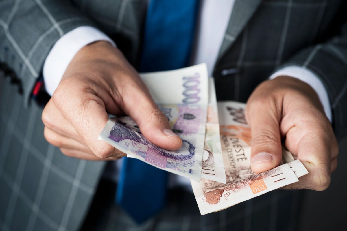 Učitelé musí v létě chodit na brigády, aby měli na živobytí. Někdo jezdí taxíkem, jiný dělá veřejného průvodce Učitelé musí v létě chodit na brigády, aby měli na živobytí. Někdo jezdí taxíkem, jiný dělá veřejného průvodce